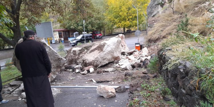 ფოტოები – „ვეებერთელა ლოდები მოწყდა“… – რა ვითარებაა ვარძიის სამონასტრო კომპლექსის წინა ნაწილში