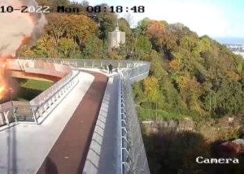 ვიდეო – სასწაულებრივად გადარჩენილი კაცი კიევში ხიდის აფეთქებისას