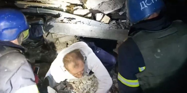 ფოტოები – ზაპოროჟიეს ოლქში მაშველებმა ნანგრევებიდან ოჯახი უვნებლად ამოიყვანეს