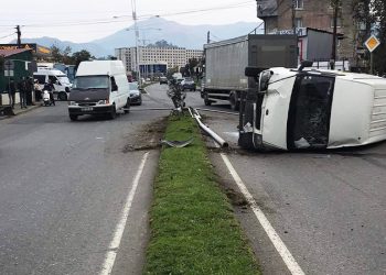 ბათუმში მიკროავტობუსი ამოტრიალდა
