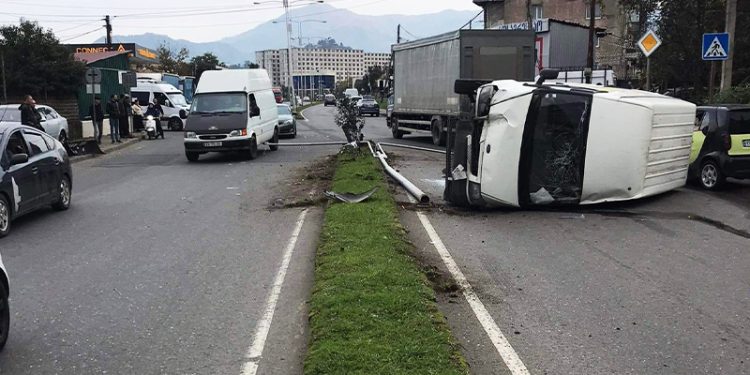 ბათუმში მიკროავტობუსი ამოტრიალდა