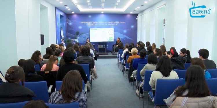ღია კარის დღე მოსწავლეებისთვის ნატოსა და ევროკავშირის შესახებ საინფორმაციო ცენტრში