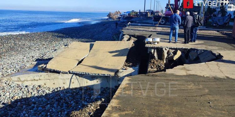 ძლიერი შტორმის შედეგად, ბათუმში ახალი ბულვარის სანაპირო დაზიანდა