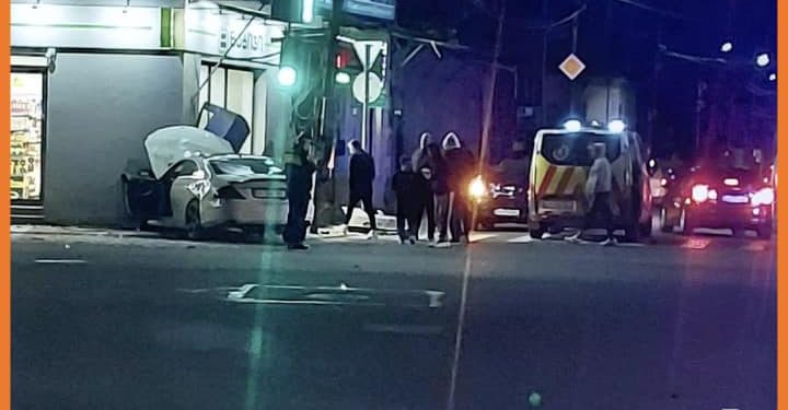 ქუთაისში ავტომობილი სუპერმარკეტს შეეჯახა