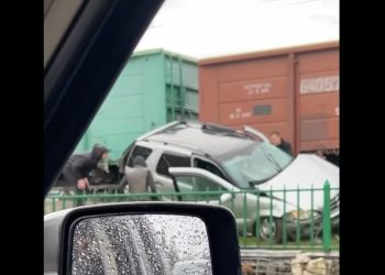 აბაშაში მატარებელი ავტომობილს შეეჯახა (+ვიდეო)