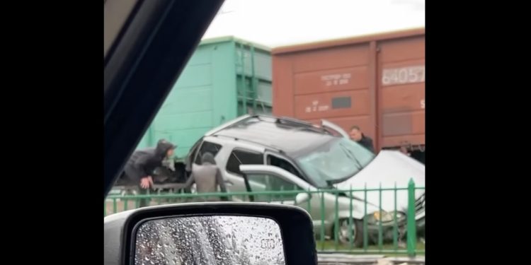 აბაშაში მატარებელი ავტომობილს შეეჯახა (+ვიდეო)