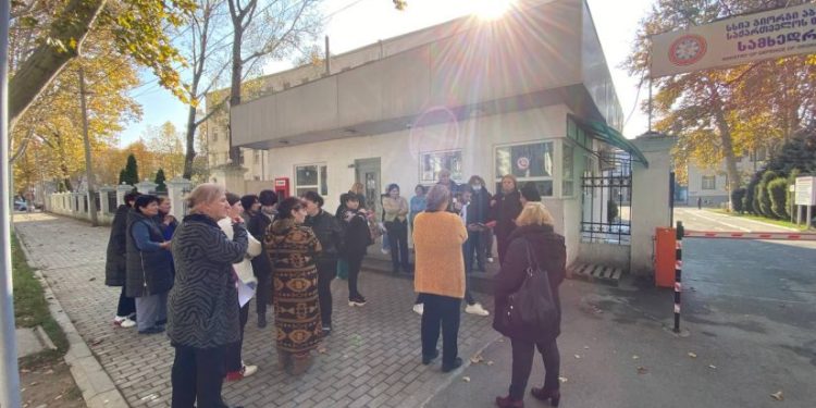 გორის ჰოსპიტალის დასუფთავების თანამშრომლები 280 ლარიანი ხელფასის გაზრდას ითხოვენ