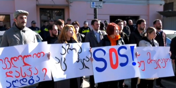 გადაიყვანეთ მიხეილ სააკაშვილი სამკურნალოდ უცხოეთში – აქცია ,,ქართული ოცნების” ოფისთან