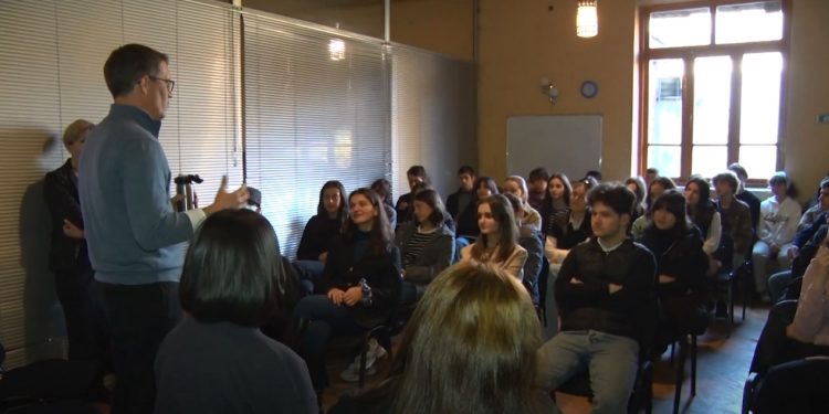 აშშ-ს საელჩოს კულტურის ატაშე ოზურგეთში მოსწავლეებს შეხვდა