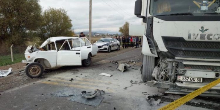 სადახლო – მარნეულის გზაზე ერთმანეთს მსუბუქი მანქანა და სატვირთო შეეჯახა