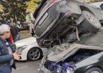 თბილისში ავტობუსი მანქანას შეეჯახა – დაზიანებულია 10 მანქანა (+ვიდეო)