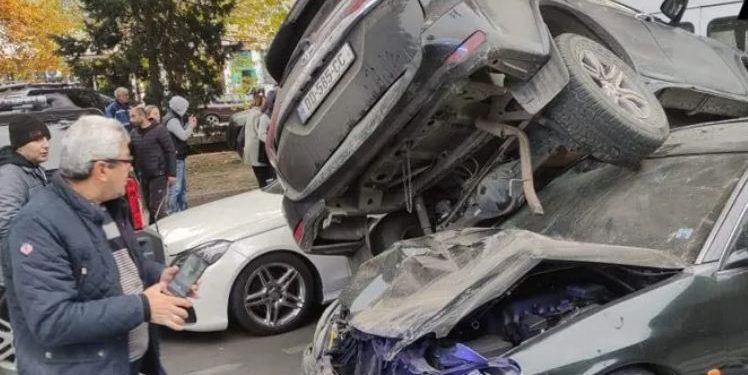 თბილისში ავტობუსი მანქანას შეეჯახა – დაზიანებულია 10 მანქანა (+ვიდეო)