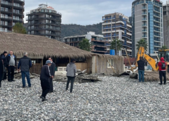 ხმაური და დაპირისპირება აჭარაში – მერია სანაპირო ზოლთან კაფე-ბარების დემონტაჟს ახორციელებს