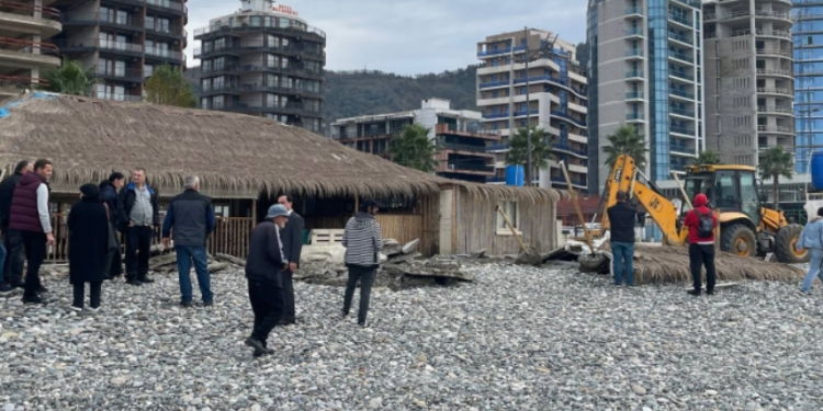 ხმაური და დაპირისპირება აჭარაში – მერია სანაპირო ზოლთან კაფე-ბარების დემონტაჟს ახორციელებს