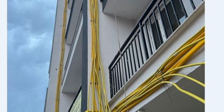 ბათუმში, ერთ-ერთ ახალ კორპუსში, გაზის მილები ფასადიდან შეიყვანეს