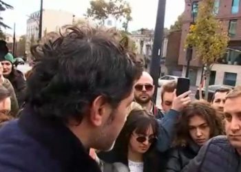 ხმაური მეტრო ავლაბართან – კახა კალაძეს “ანტიკორუფციული მოძრაობის” წევრები დაუპირისპირდნენ