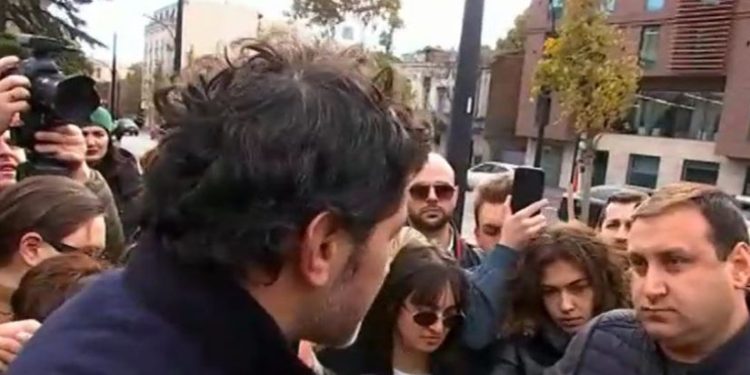 ხმაური მეტრო ავლაბართან – კახა კალაძეს “ანტიკორუფციული მოძრაობის” წევრები დაუპირისპირდნენ