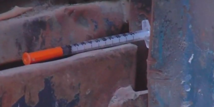 დედაქალაქი ნარკოტიკების ბუდედ იქცა – ნარკორელიზატორები საშიშ პრეპარატებს სადარბაზოებში ტოვებენ