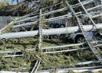 ზუგდიდში, მშენებარე სტადიონთან განათების ბოძი წაიქცა და ორი მანქანა დააზიანა