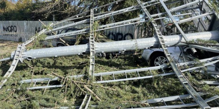 ზუგდიდში, მშენებარე სტადიონთან განათების ბოძი წაიქცა და ორი მანქანა დააზიანა