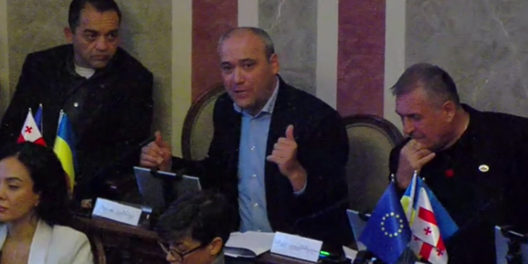 ხმაური თბილისის საკრებულოში,ერთმანეთს “ოცნებისა” და “ენმ”-ს დეპუტატები დაუპირისპირდნენ