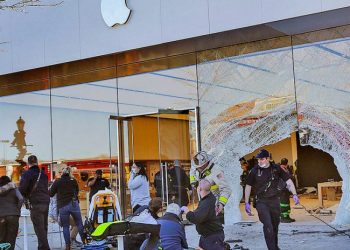 მასაჩუსეტსში Apple-ის მაღაზიაში ავტომობილი შევარდა-არის მსხვერპლი