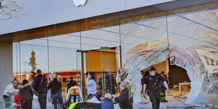 მასაჩუსეტსში Apple-ის მაღაზიაში ავტომობილი შევარდა-არის მსხვერპლი
