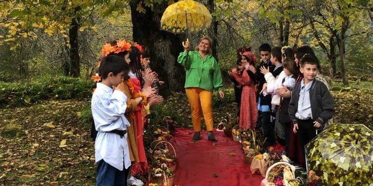 კარადებიდან ამოლაგებული მშობლების ტანსაცმელი და შემოდგომის დეფილე-ოზურგეთის მეოთხე საჯარო სკოლა