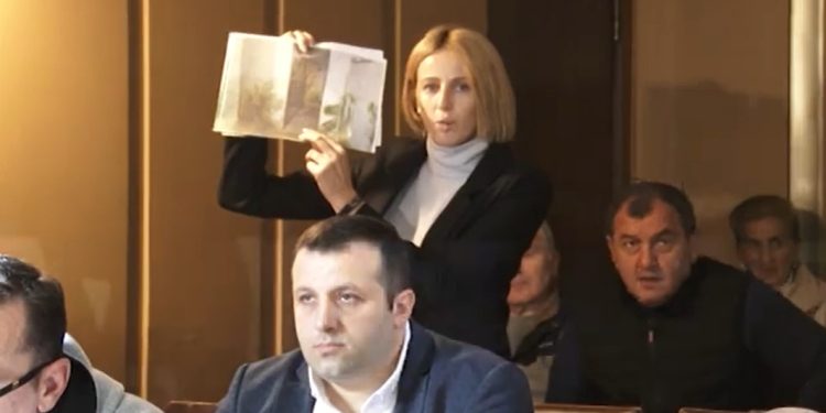 ვიდეო – ტრადიციულად ქცეული ხმაური და დაპირისპირება ოზურგეთის საკრებულოს სხდომაზე