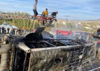 თურქეთში ავტობუსისა და ორი სატვირთო ავტომობილის შეჯახების შედეგად, 7 ადამიანი დაიღუპა