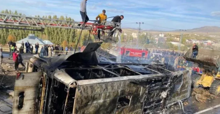 თურქეთში ავტობუსისა და ორი სატვირთო ავტომობილის შეჯახების შედეგად, 7 ადამიანი დაიღუპა