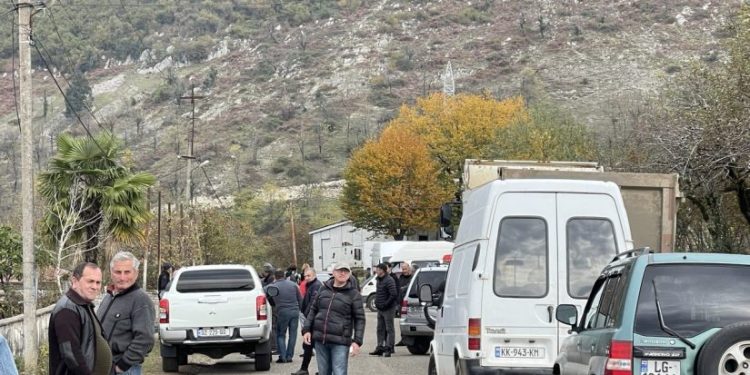 პროტესტი წალენჯიხაში – სოფელ ჯგალში მოსახლეობამ გზა გადაკეტა