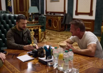 შონ პენი კიევში ჩავიდა და ვოლოდიმირ ზელენსკის საკუთარი „ოსკარი“ გადასცა