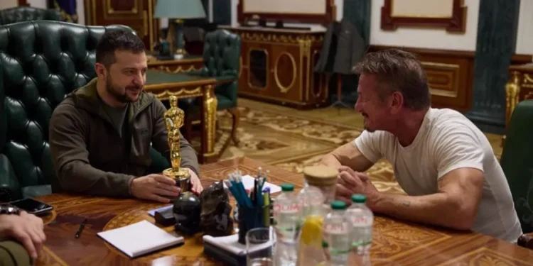 შონ პენი კიევში ჩავიდა და ვოლოდიმირ ზელენსკის საკუთარი „ოსკარი“ გადასცა
