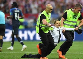 მსოფლიო ჩემპიონატის ფინალზე პროტესტის მცდელობისთვის Pussy Riot-ის წევრები დააკავეს