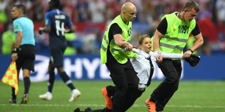 მსოფლიო ჩემპიონატის ფინალზე პროტესტის მცდელობისთვის Pussy Riot-ის წევრები დააკავეს