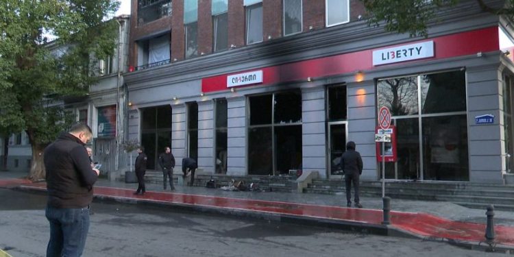 ბათუმში „ლიბერთი ბანკის“ შენობა დაიწვა