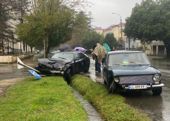 ავტოსაგზაო შემთხვევა ოზურგეთში – რუსთაველის ქუჩაზე ერთმანეთს ორი ავტომობილი დაეჯახა
