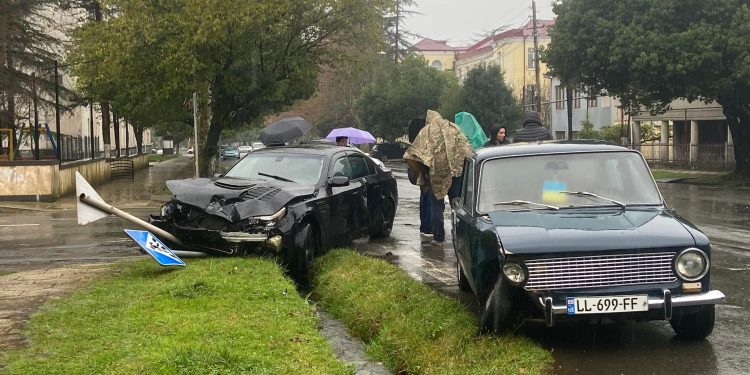 ავტოსაგზაო შემთხვევა ოზურგეთში – რუსთაველის ქუჩაზე ერთმანეთს ორი ავტომობილი დაეჯახა