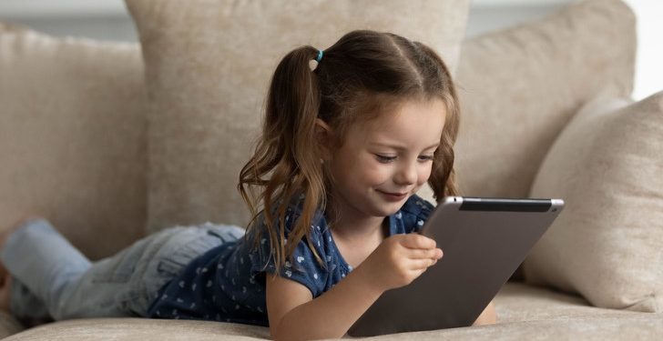 კომპიუტერული მოწყობილობებით გართობამ შესაძლოა, ბავშვებში ემოციური რეაქციების განვითარება შეაფერხოს – CNN