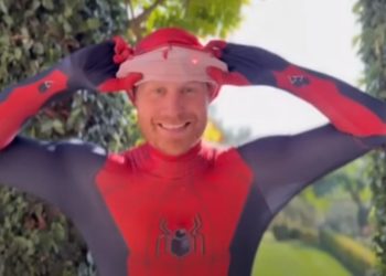 პრინცმა ჰარიმ სპაიდერმენის კოსტიუმი მოირგო – ნახეთ ვიდეო