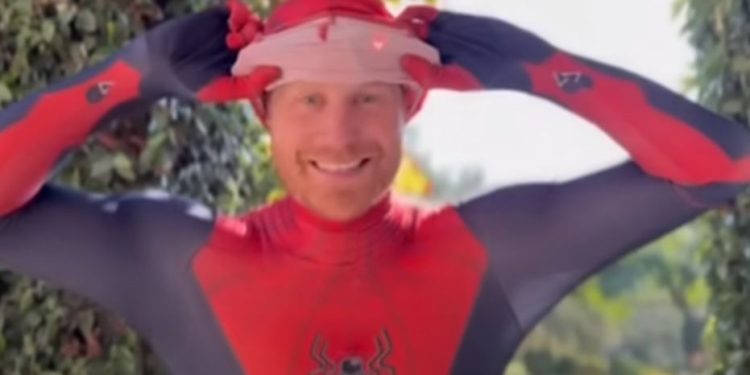 პრინცმა ჰარიმ სპაიდერმენის კოსტიუმი მოირგო – ნახეთ ვიდეო