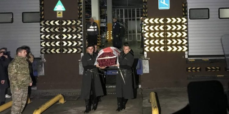 უკრაინაში დაღუპული ქართველი მებრძოლი ჯამბულათ ხოფერია თბილისში ჩამოასვენეს