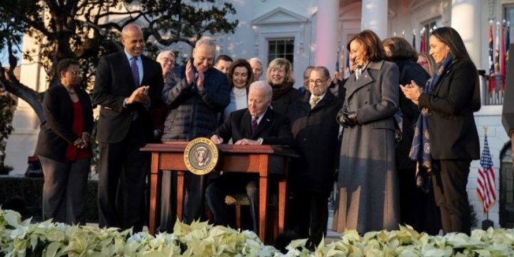 ბაიდენმა ერთსქესიანთა ქორწინების კანონს ხელი მოაწერა