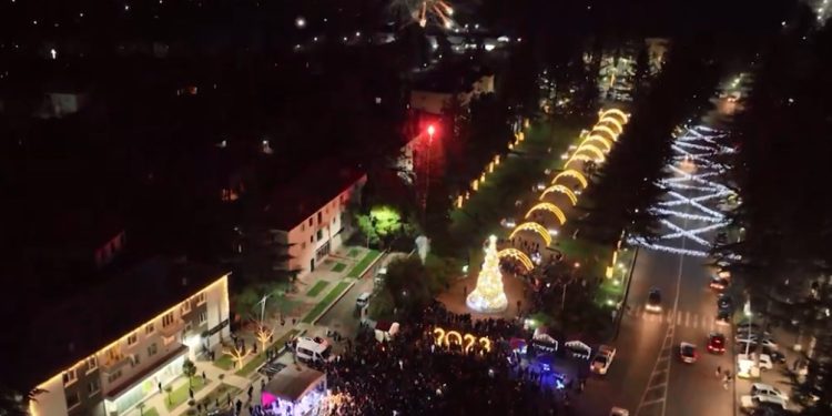 ლანჩხუთში მთავარი ნაძვის ხე საზეიმოდ აინთო