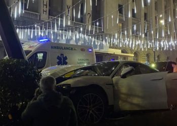 ავტოსაგზაო შემთხვევა თბილისში – ავტომანქანა ბოძს შეეჯახა