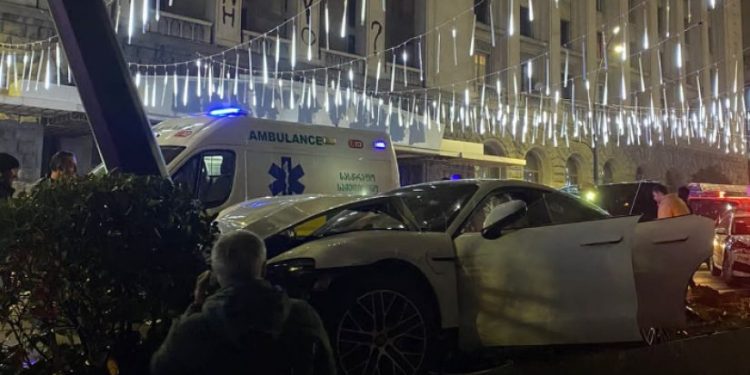 ავტოსაგზაო შემთხვევა თბილისში – ავტომანქანა ბოძს შეეჯახა