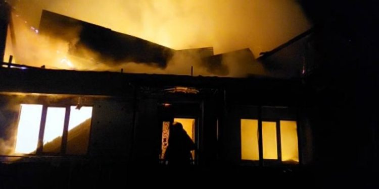 ხაშურში საცხოვრებელი სახლი დაიწვა