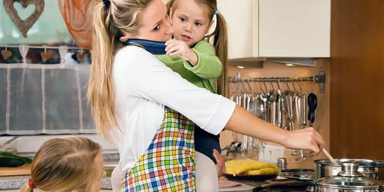 დედები უფრო მეტ დროს უთმობენ ბავშვის აღზრდას ვიდრე მამები-კვლევის შედეგები