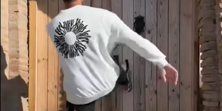 ვიდეო- რუსი ტურისტი ჩაილურის ისტორიული ციხე-სიმაგრის კარს ფეხით ამტვრევს